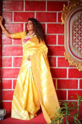 A soothing Banarasi silk Yellow Leheriya  with silver jari border Saree Sarees