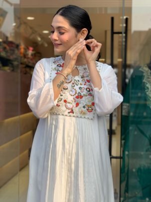 Elegant White Embroidered Tesla Suit With Vichitra Dupatta